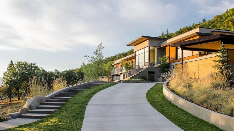 Modern Minimalist Home in Oregon with Majestic Mountains Views Asks for $4,800,000
