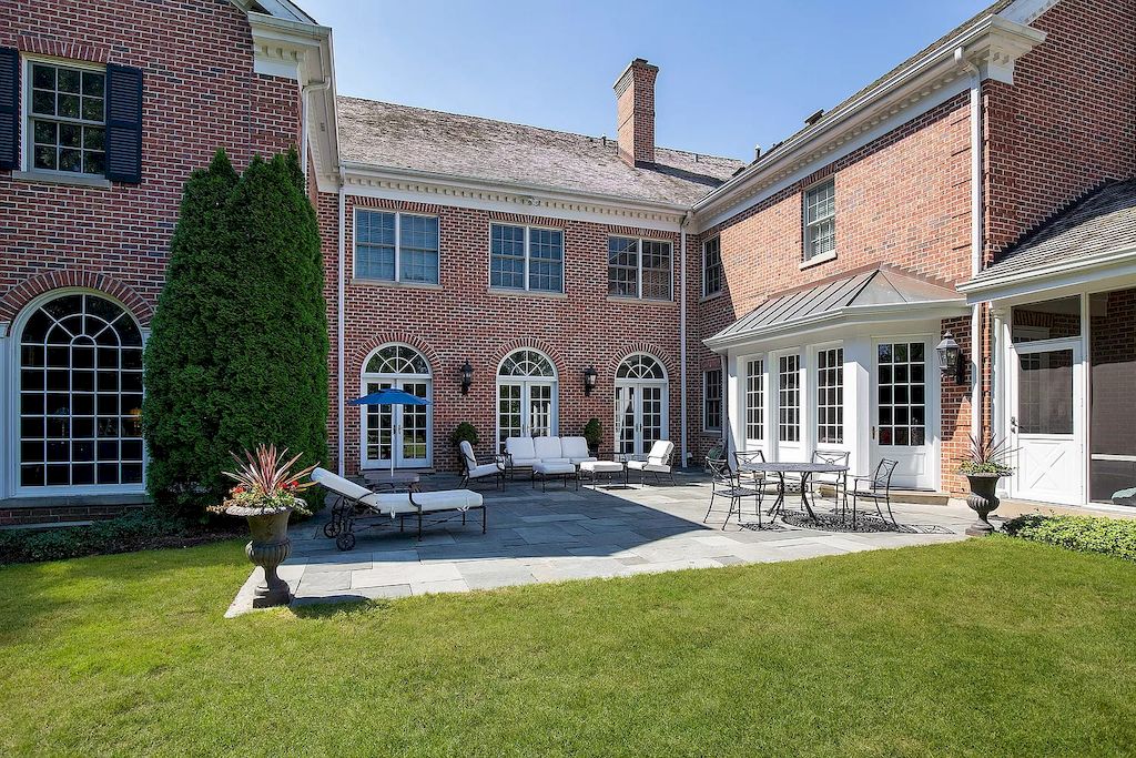 The Home in Illinois is a luxurious home built in 2005 with exquisite millwork, spacious rooms and high ceilings now available for sale. This home located at 27 Indian Hill Rd, Winnetka, Illinois; offering 06 bedrooms and 08 bathrooms with 8,800 square feet of living spaces. 