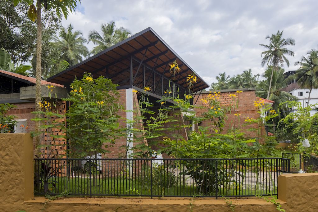 Paroppadi Residence creates harmony with nature by Magicline Studio