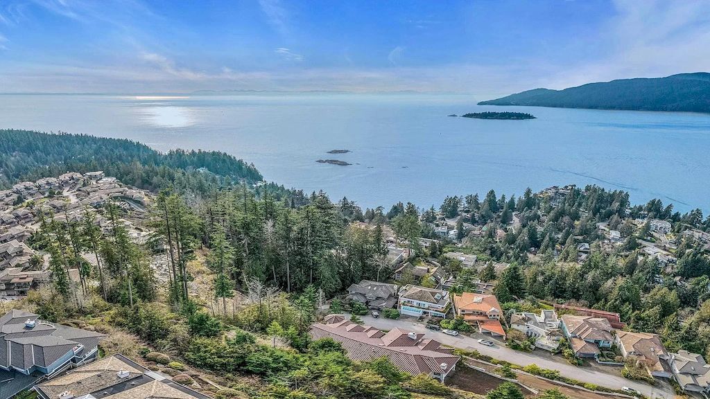 Perched-high-on-the-Hill-above-Sea-view-Mediterranean-Villa-in-West-Vancouver-Asks-for-C7888000-15
