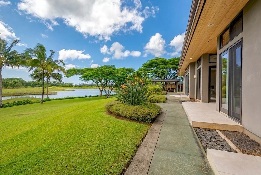 Situated-within-Meticulously-and-Maturely-Landscaped-Compound-this-Lush-and-Private-Estate-in-Hawaii-Listed-at-6250000-17