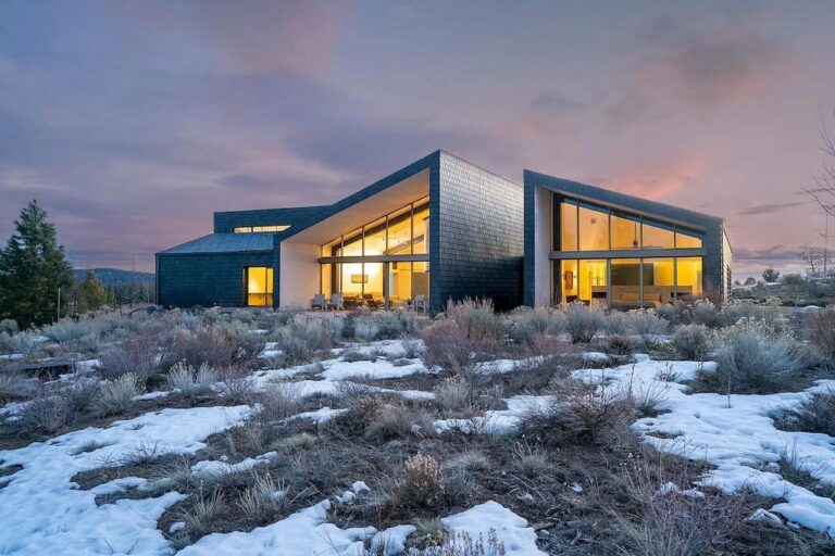 Sleek House in Oregon with Nature-Connected Spaces Sells for $4,997,000
