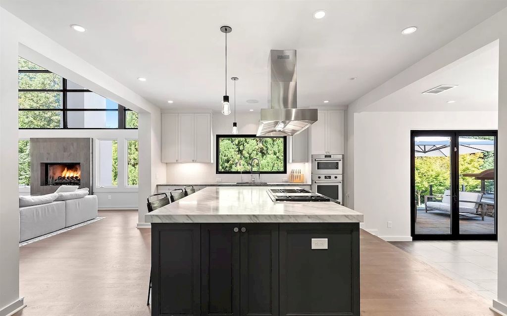 Many homeowners believe that they must utilize all of the available kitchen space, which frequently results in a cluttered design. Never be scared to leave enough space for individuals to stroll or stand. The beauty of a large kitchen is the sense of space it provides, so avoid cramming in extraneous objects that serve no purpose. 