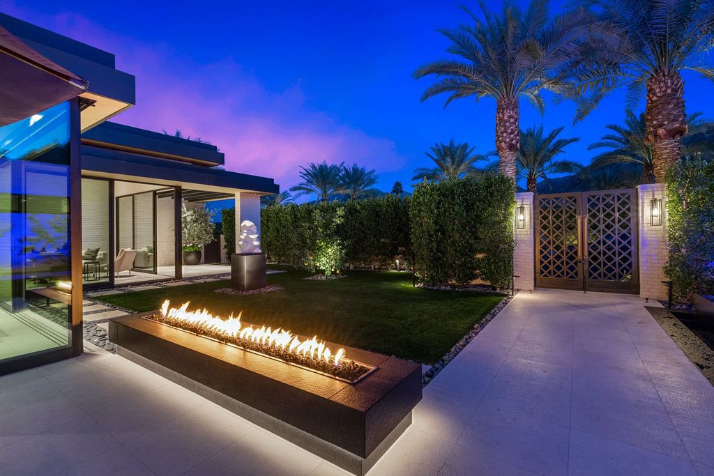 The Vintage Country Club Home is a modern masterpiece with perfectly appointed taste and sophistication encased in brushed linen colored brick now available for sale. This home located at 75330 Quail Cv, Indian Wells, California