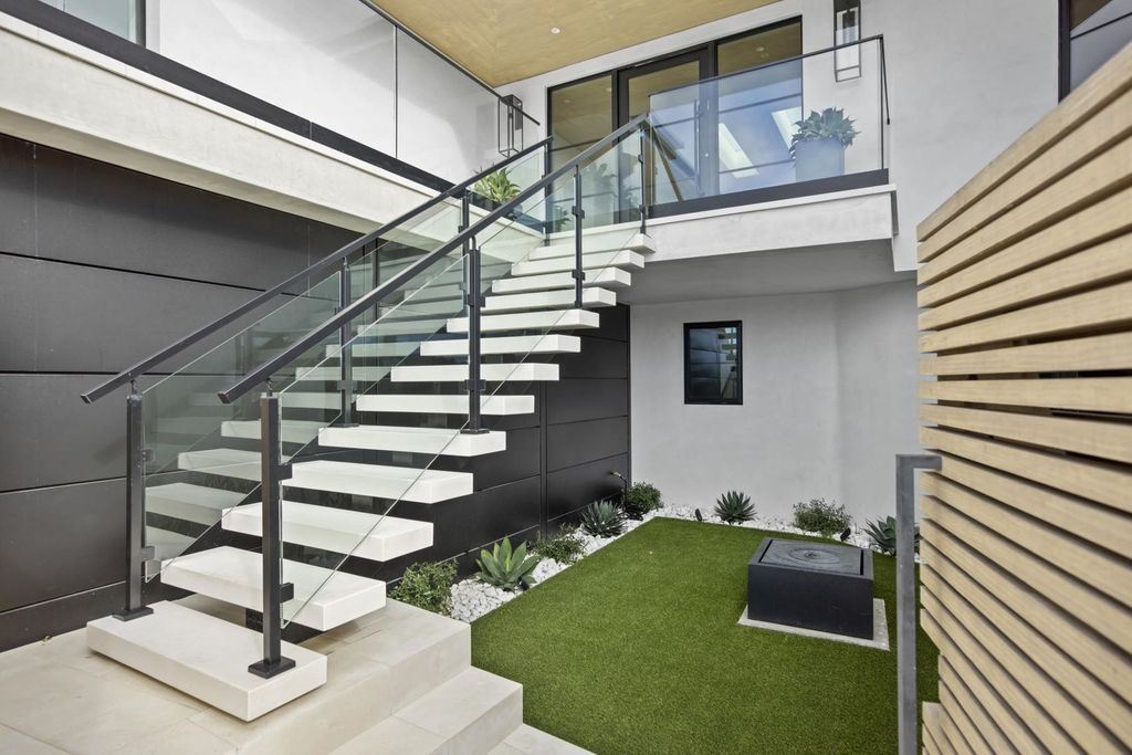 This-11995000-Remarkable-Newly-Constructed-Modern-Home-in-Newport-Beach-offers-Five-star-Amenities-3
