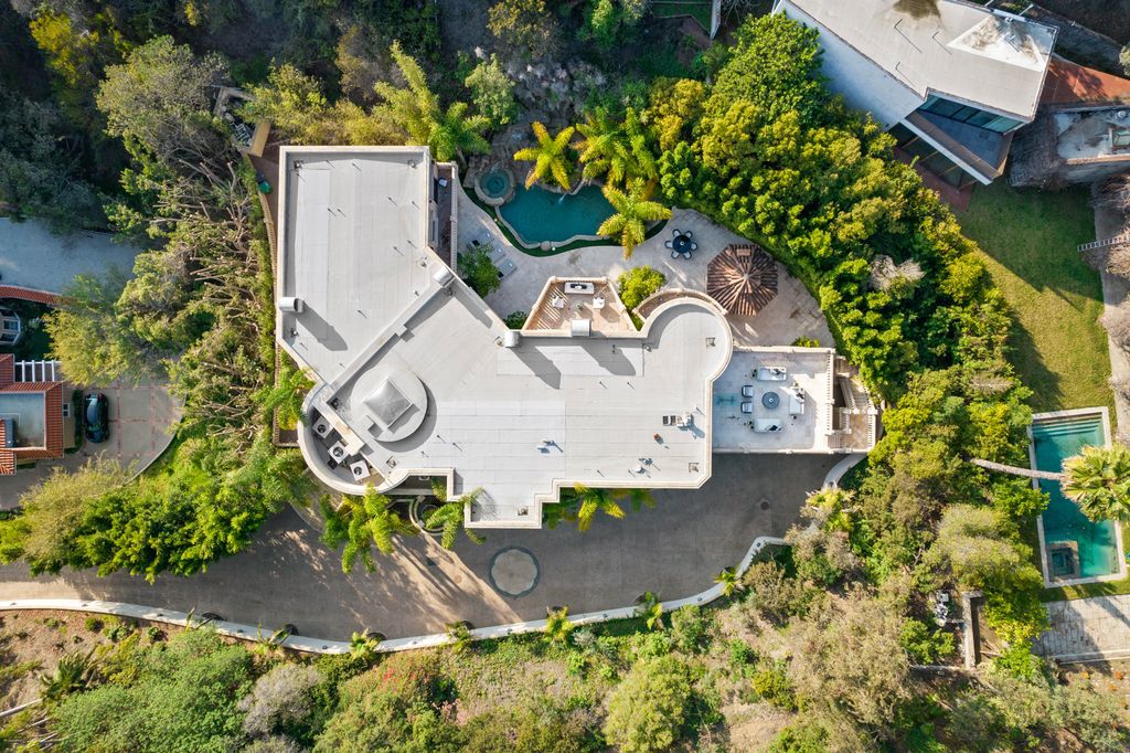 The Villa in Beverly Hills is a Mediterranean Estate boasts 9,370 square feet of unmatched grandeur and scale now available for sale. This home located at 1181 Laurel Way, Beverly Hills, California