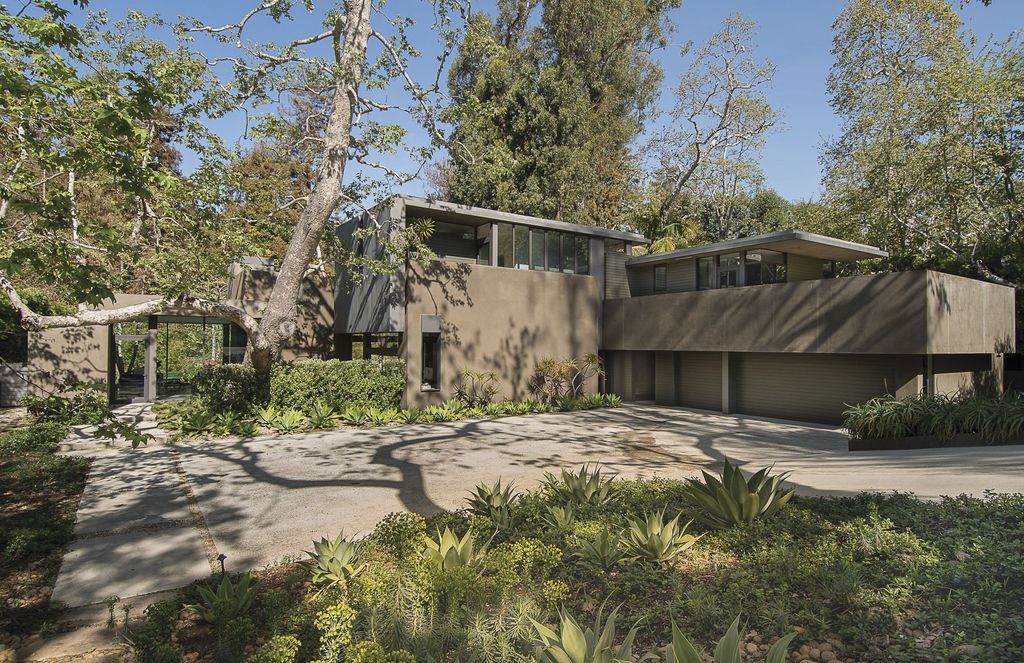 This-18000000-Contemporary-Home-in-Santa-Monica-is-an-Exceptionally-Well-Designed-Work-1