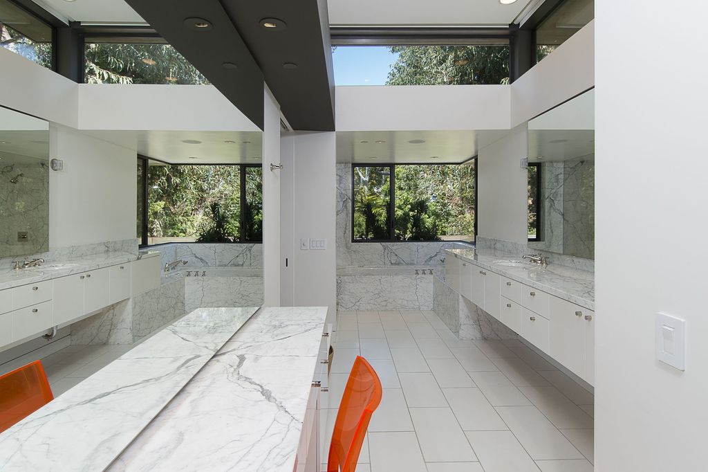 This-18000000-Contemporary-Home-in-Santa-Monica-is-an-Exceptionally-Well-Designed-Work-14