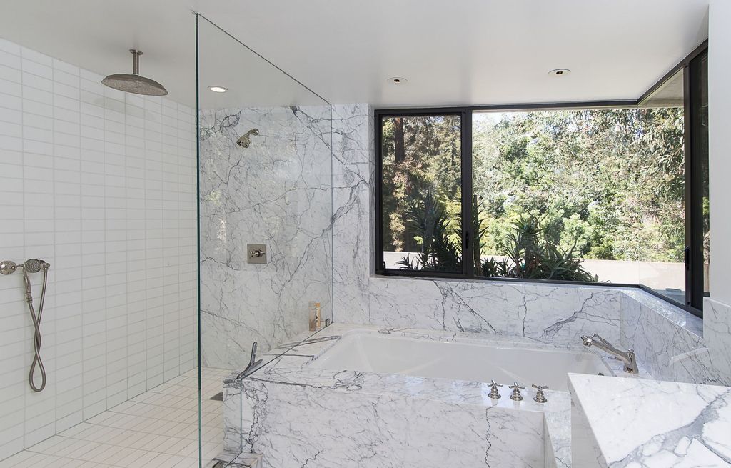 This-18000000-Contemporary-Home-in-Santa-Monica-is-an-Exceptionally-Well-Designed-Work-17