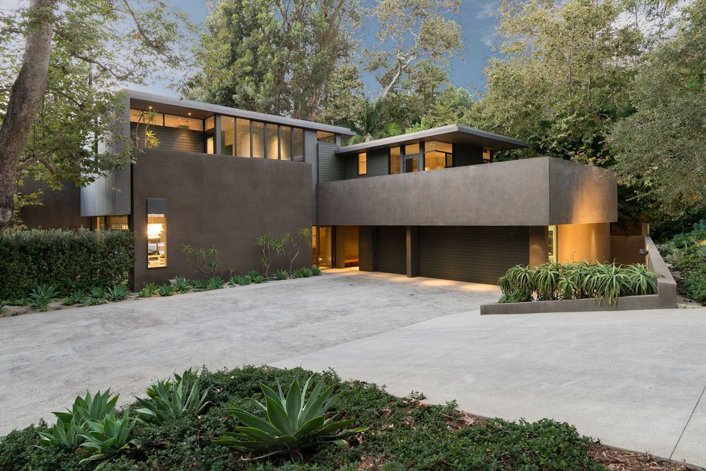 This-18000000-Contemporary-Home-in-Santa-Monica-is-an-Exceptionally-Well-Designed-Work-24
