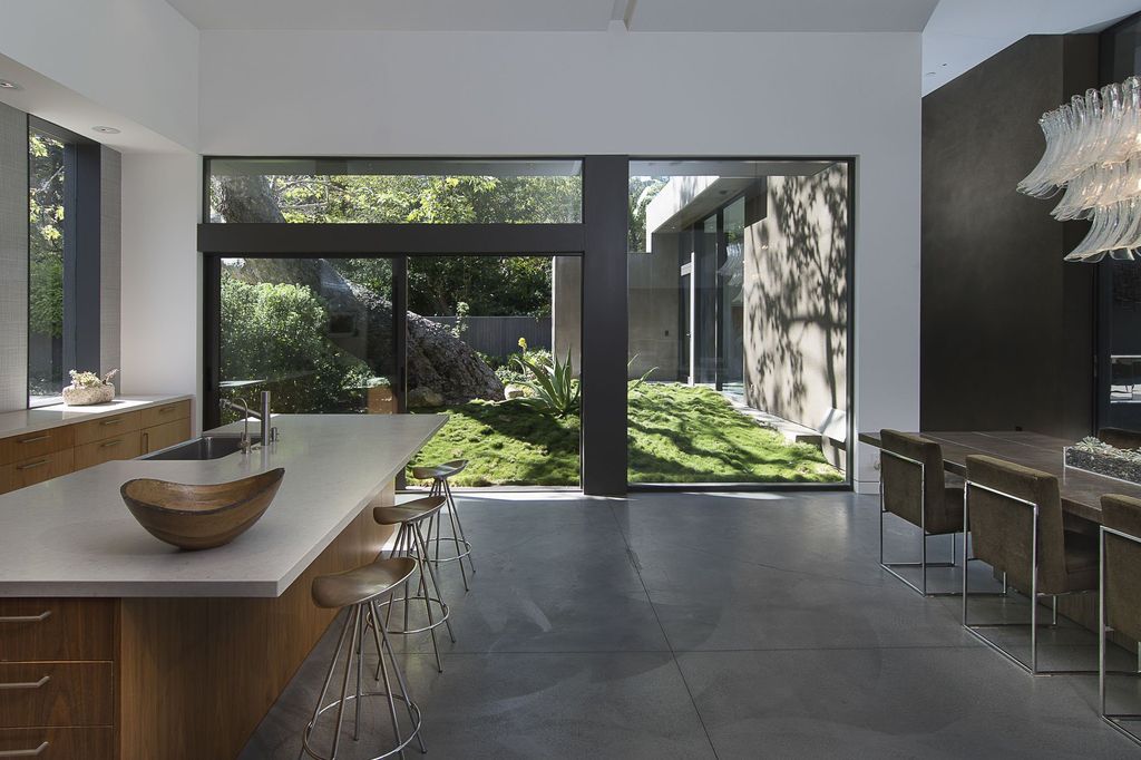This-18000000-Contemporary-Home-in-Santa-Monica-is-an-Exceptionally-Well-Designed-Work-6