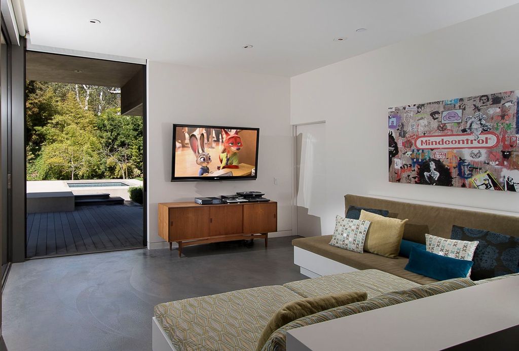 This-18000000-Contemporary-Home-in-Santa-Monica-is-an-Exceptionally-Well-Designed-Work-9