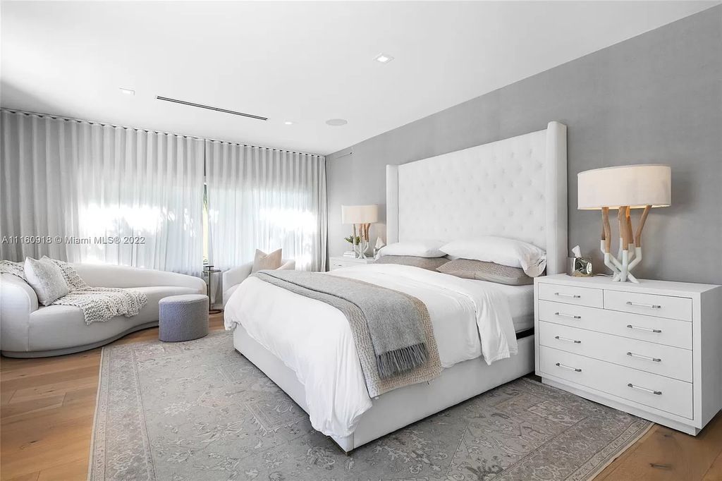 The focus of the greatest master bedroom layouts and ideas is on comfort. The ultimate comfort of the house owners is made possible by crisp linens, luxurious cushions, soothing colors, and subdued lighting.