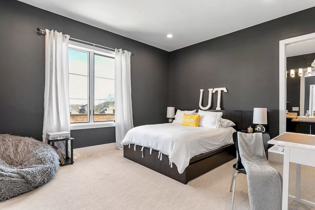 Monochrome tones like dark gray and white can also be applied to smaller rooms. Using soft beige wool full-floor carpet and a large window frame design ensures the room is full of light, creating a visual effect that makes the room more spacious. Think about installing more vertical mirrors for small bedrooms like this. You won't have any regrets. 