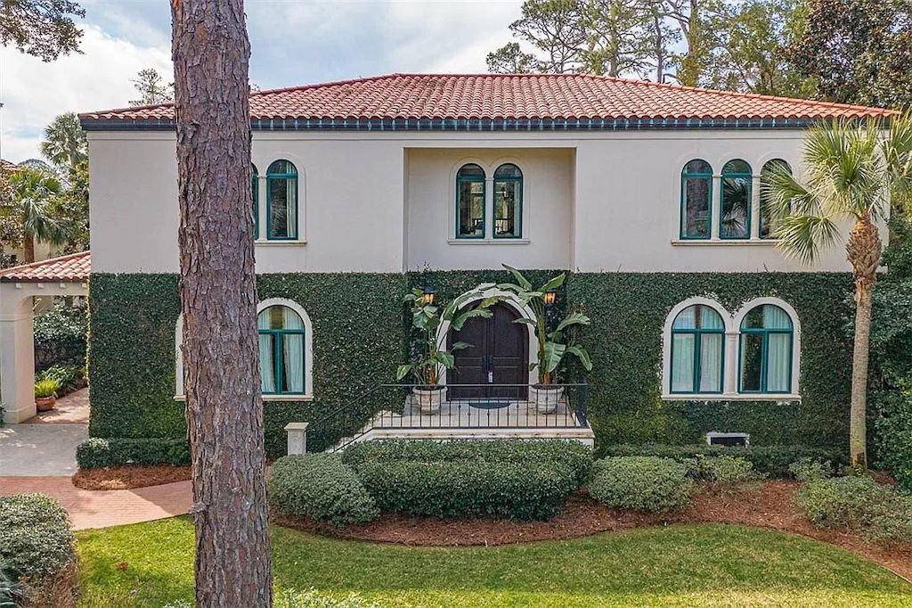 The Home in Georgia is a luxurious home holding impressive rooms and spaces now available for sale. This home located at 225 W 19th St, Sea Island, Georgia; offering 06 bedrooms and 07 bathrooms with 6,238 square feet of living spaces. 