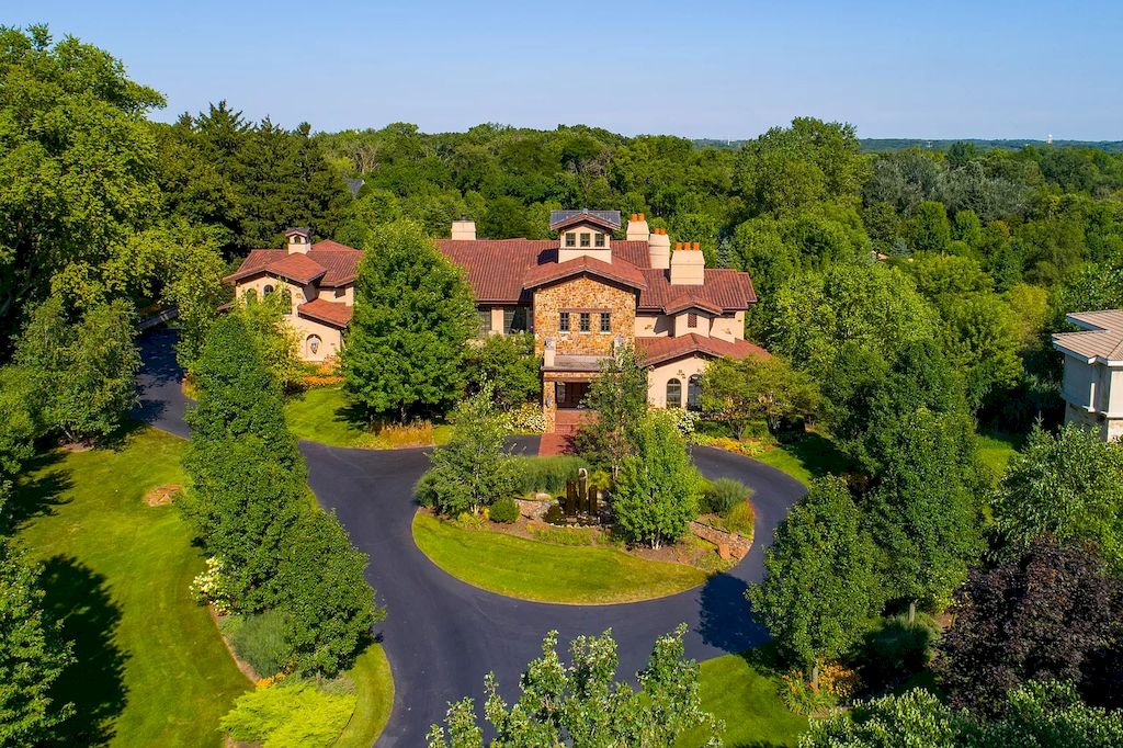 The Home in Illinois is a luxurious home which is magnificent in design and construction now available for sale. This home located at 7S719 Donwood Dr, Naperville, Illinois; offering 07 bedrooms and 09 bathrooms with 14,668 square feet of living spaces.