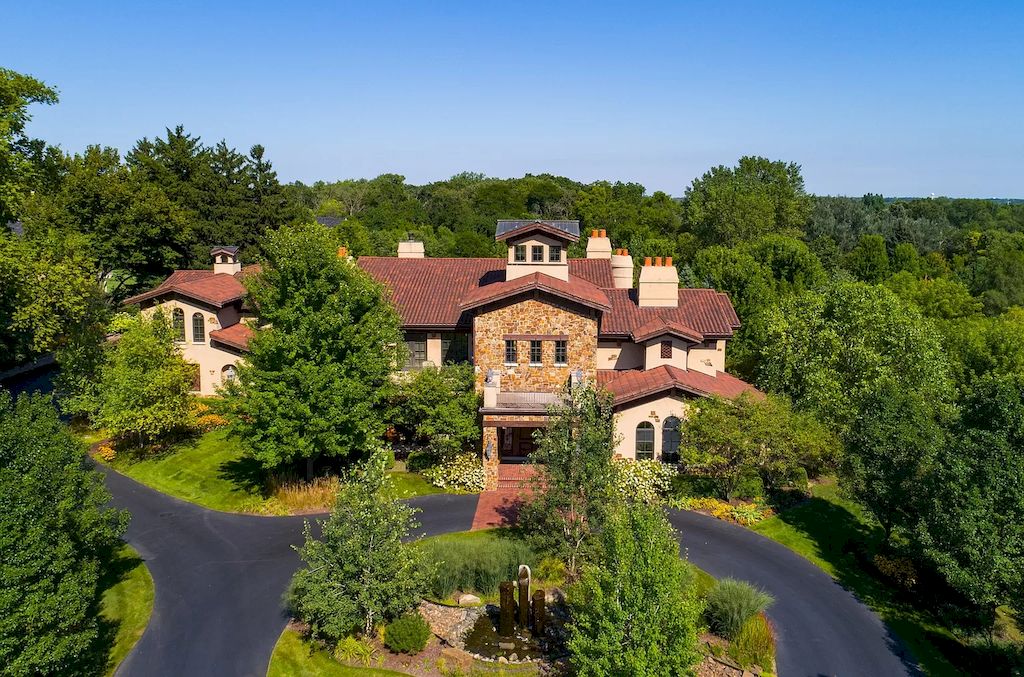 The Home in Illinois is a luxurious home which is magnificent in design and construction now available for sale. This home located at 7S719 Donwood Dr, Naperville, Illinois; offering 07 bedrooms and 09 bathrooms with 14,668 square feet of living spaces.