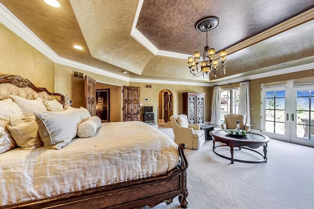 The Home in Illinois is a luxurious home which is magnificent in design and construction now available for sale. This home located at 7S719 Donwood Dr, Naperville, Illinois; offering 07 bedrooms and 09 bathrooms with 14,668 square feet of living spaces.