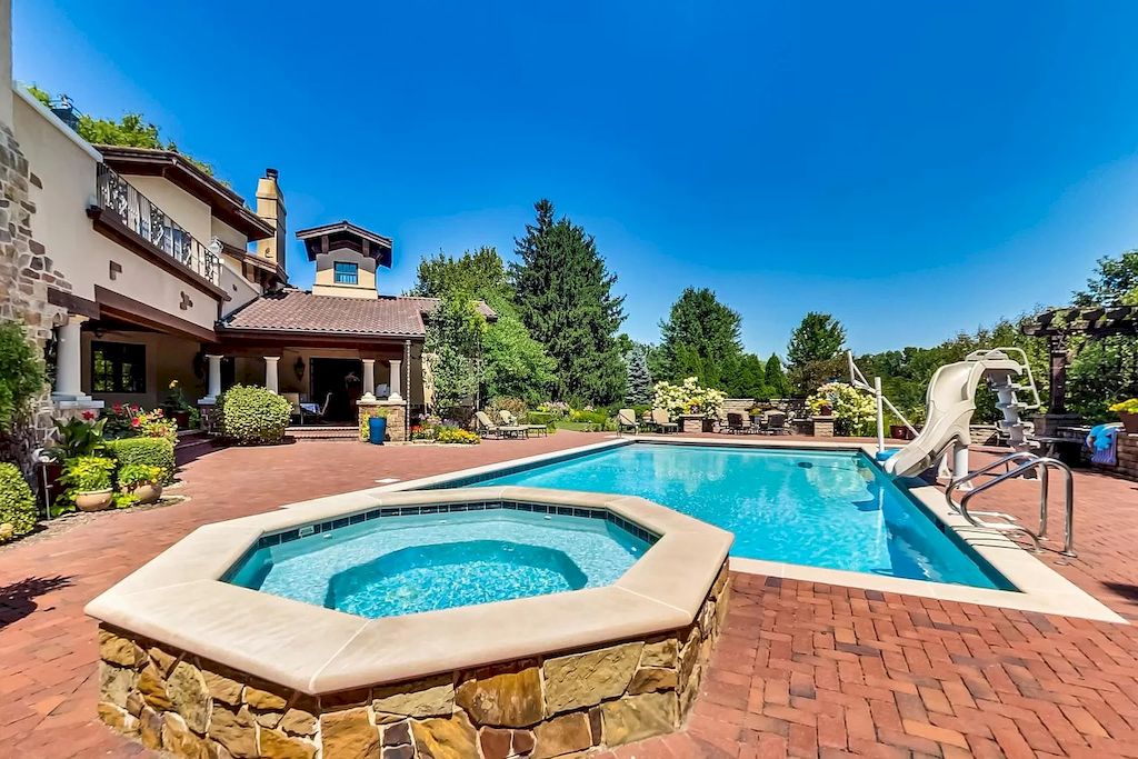 The Home in Illinois is a luxurious home which is magnificent in design and construction now available for sale. This home located at 7S719 Donwood Dr, Naperville, Illinois; offering 07 bedrooms and 09 bathrooms with 14,668 square feet of living spaces.