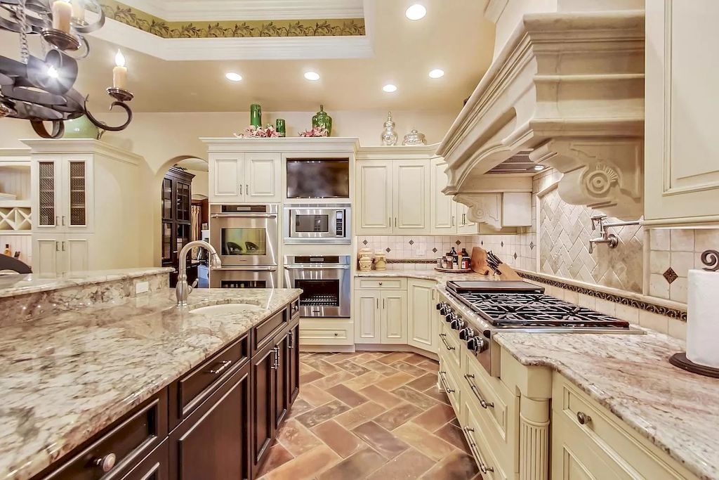 The Home in Illinois is a luxurious home which is magnificent in design and construction now available for sale. This home located at 7S719 Donwood Dr, Naperville, Illinois; offering 07 bedrooms and 09 bathrooms with 14,668 square feet of living spaces.