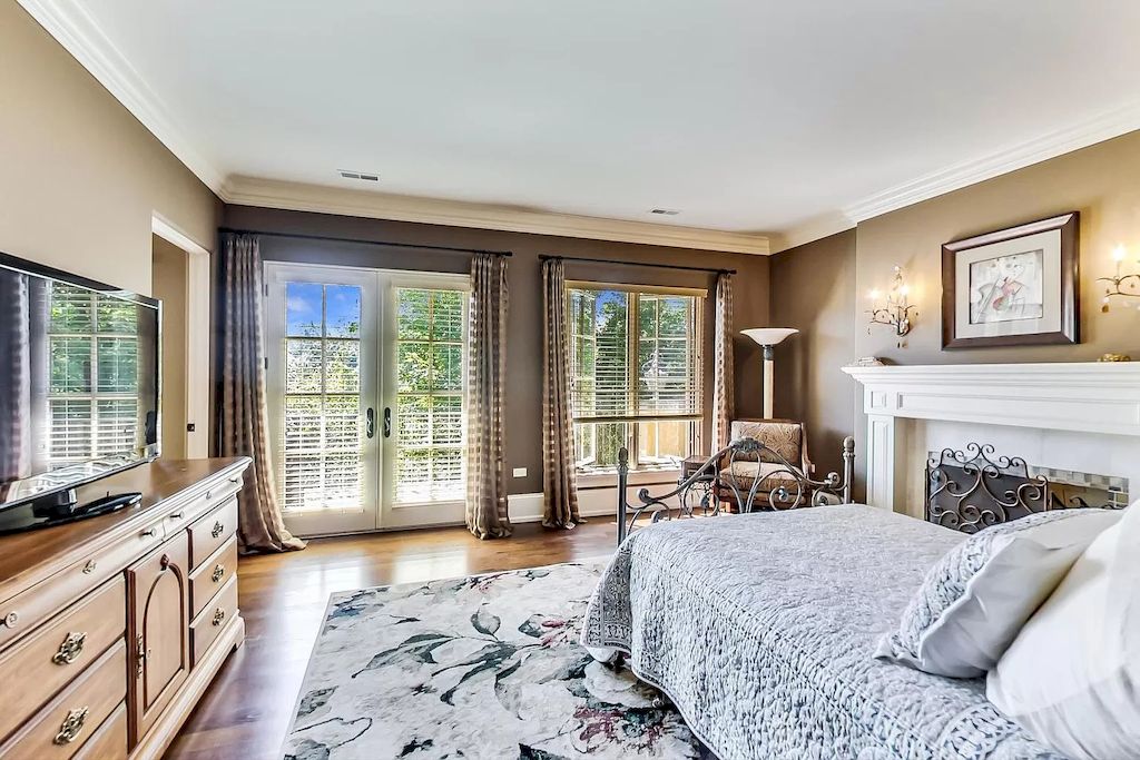 The Home in Illinois is a luxurious home which is magnificent in design and construction now available for sale. This home located at 7S719 Donwood Dr, Naperville, Illinois; offering 07 bedrooms and 09 bathrooms with 14,668 square feet of living spaces.