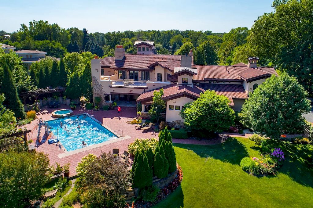 This-6500000-Custom-Built-Italian-Inspired-Home-Features-State-of-the-art-Luxury-Amenity-and-Offers-Complete-Privacy-in-Illinois-5