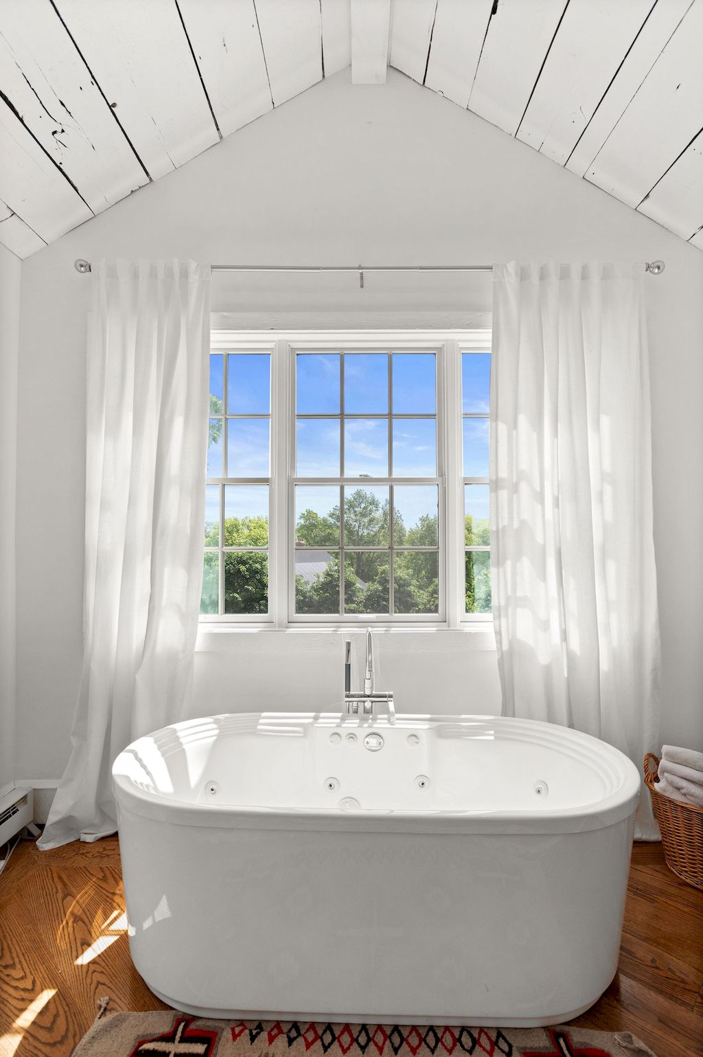 If you have a small bathroom with a window, hanging curtains can add privacy and style. However, curtains can also take up valuable space and make the room feel smaller. To avoid this, consider hanging curtains strategically. Use a tension rod or install the rod closer to the ceiling to create the illusion of higher ceilings. Additionally, use curtains that match the color of your walls to create a cohesive look that doesn't overpower the room. By hanging curtains strategically, you can add privacy and style to your small bathroom without sacrificing space.
