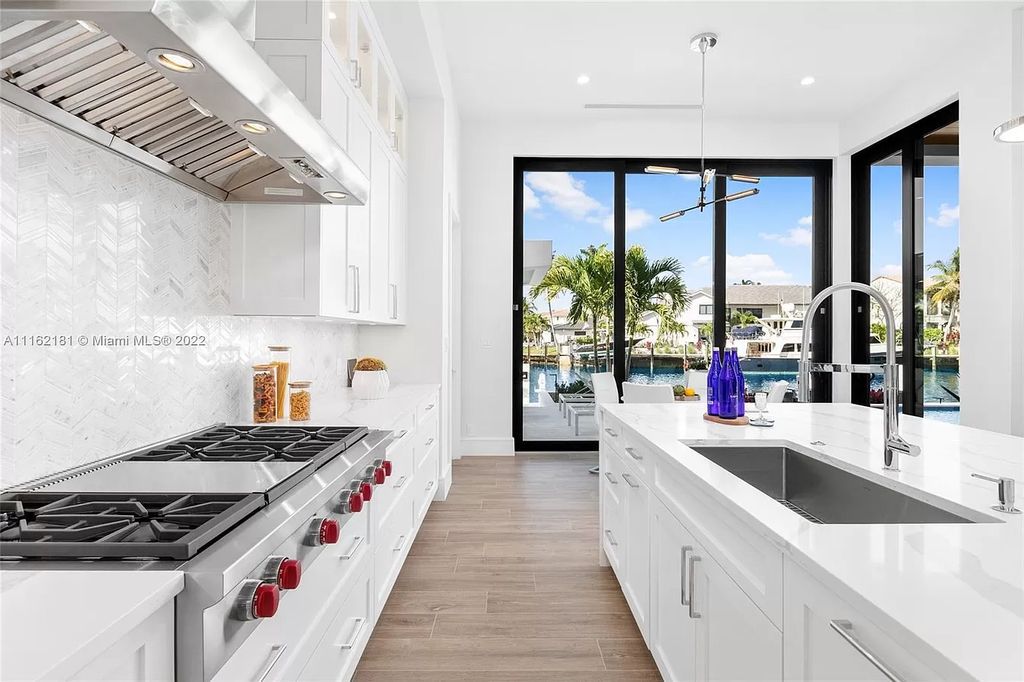 With a coastal layout, we can incorporate light cabinets, open shelving, and plenty of natural light to create a bright and airy effect that is ideal for those who enjoy the seaside vibe. This design is ideal for anyone looking to build a functional and attractive kitchen with a beachy and relaxing vibe.