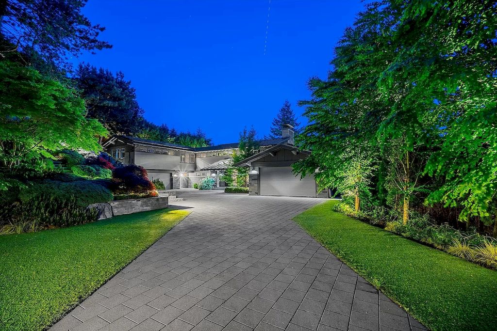 The Estate in West Vancouver was built with an impeccable choice of quality materials now available for sale. This home located at 4360 Rockridge Rd, West Vancouver, BC V7W 1A7, Canada