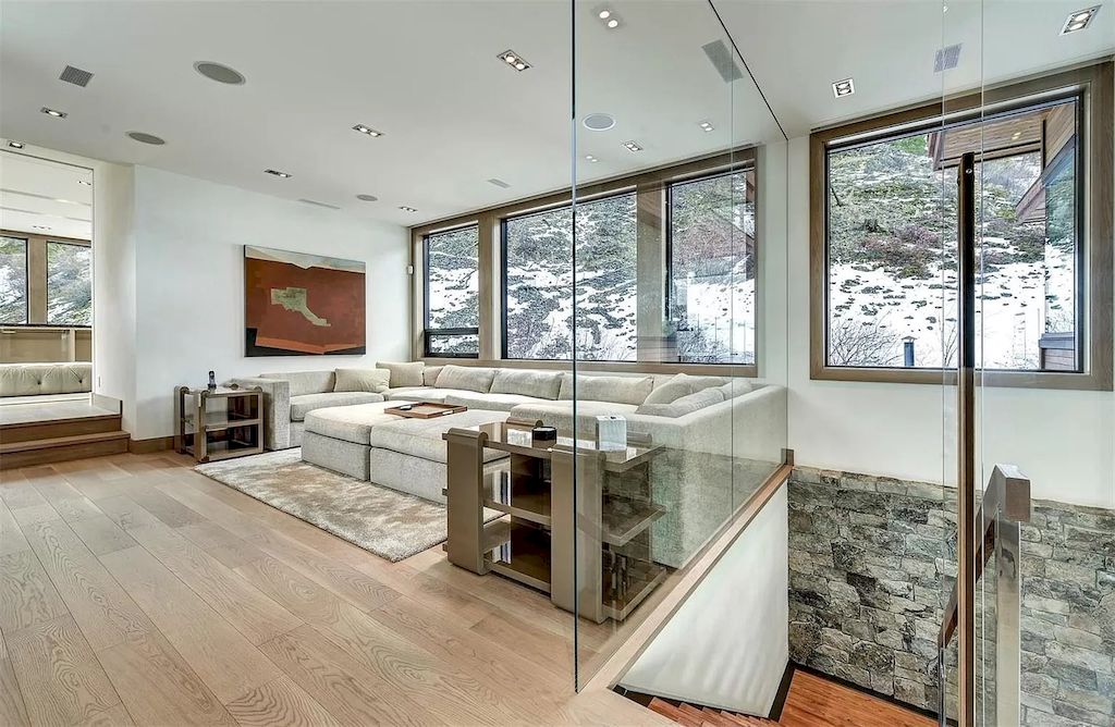 This-C8995000-Lakefront-Home-in-Kelowna-is-Distinct-Modern-West-Coast-Architecture-37