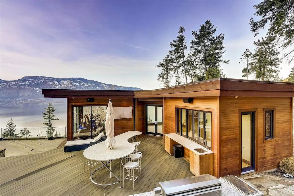 This-C8995000-Lakefront-Home-in-Kelowna-is-Distinct-Modern-West-Coast-Architecture-40