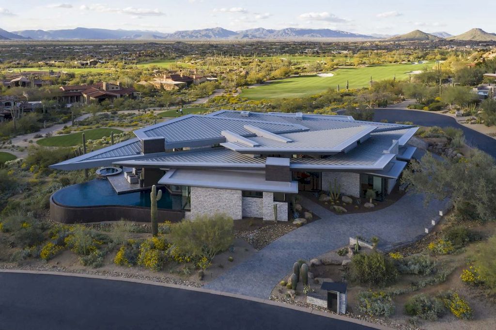 Unique Shape Design of Crusader House in Arizona by Drewett Works