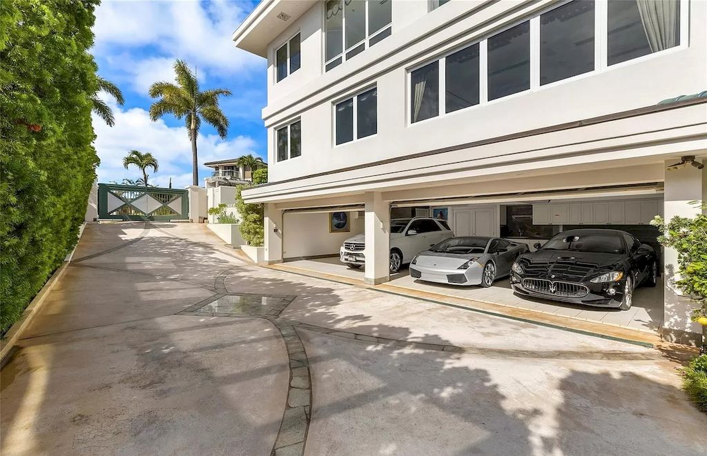 The Home in Hawaii is a luxurious home offering unprecedented privacy combined with sophisticated, cosmopolitan lifestyle now available for sale. This home located at 828 Moaniala St, Honolulu, Hawaii; offering 05 bedrooms and 09 bathrooms with 8,424 square feet of living spaces.
