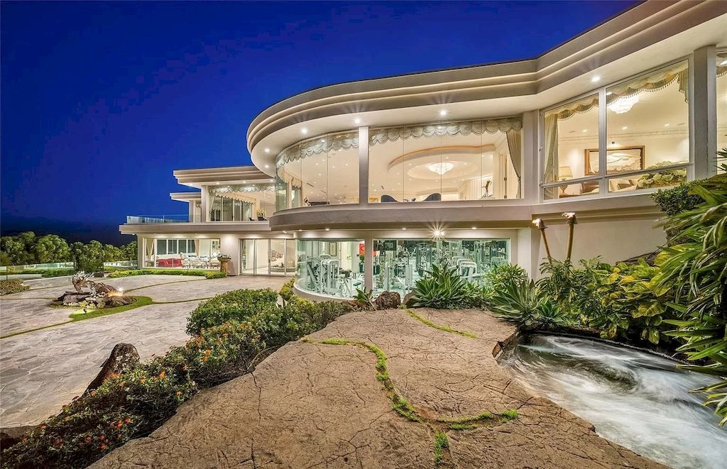 The Home in Hawaii is a luxurious home offering unprecedented privacy combined with sophisticated, cosmopolitan lifestyle now available for sale. This home located at 828 Moaniala St, Honolulu, Hawaii; offering 05 bedrooms and 09 bathrooms with 8,424 square feet of living spaces.