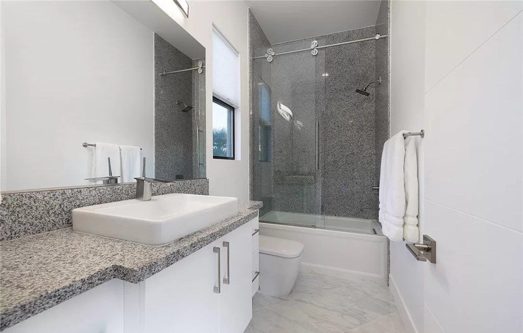 A shower with a built-in tub is an excellent space-saving solution for smaller bathrooms. This design combines the functionality of a shower with the relaxation of a bathtub, making it ideal for those who want to maximize their bathroom space without sacrificing comfort.