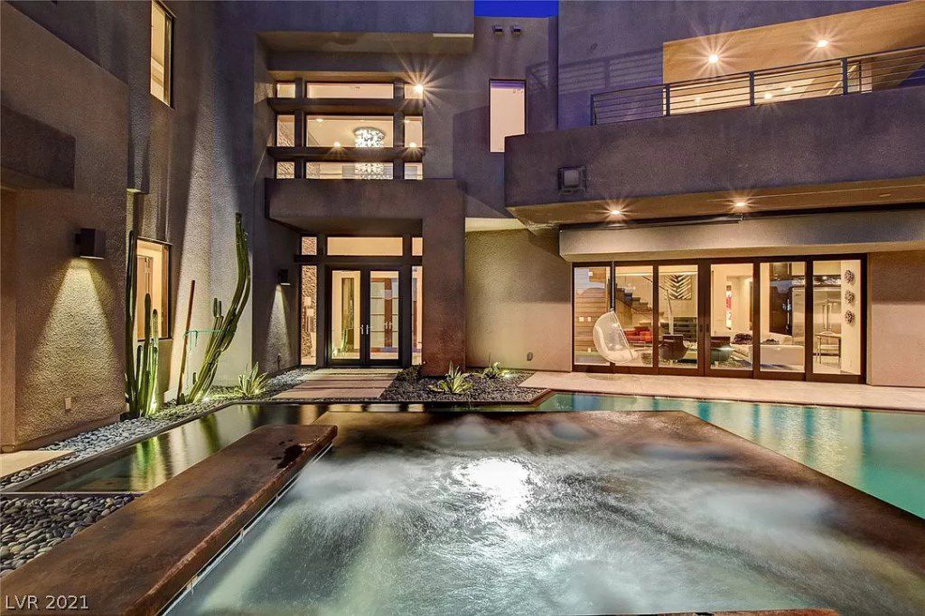 Stunning home in Nevada sells for $3,695,000 with full sightlines to the mountains and golf course