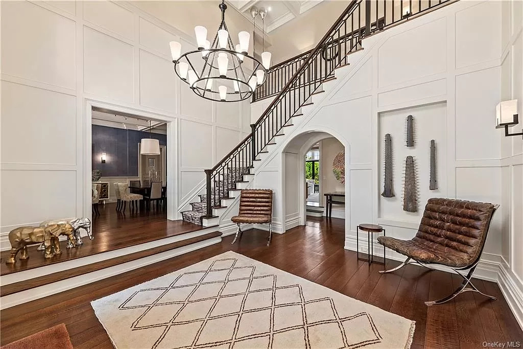 This magnificent $5,789,000 Residence in New York has top of the line amenities