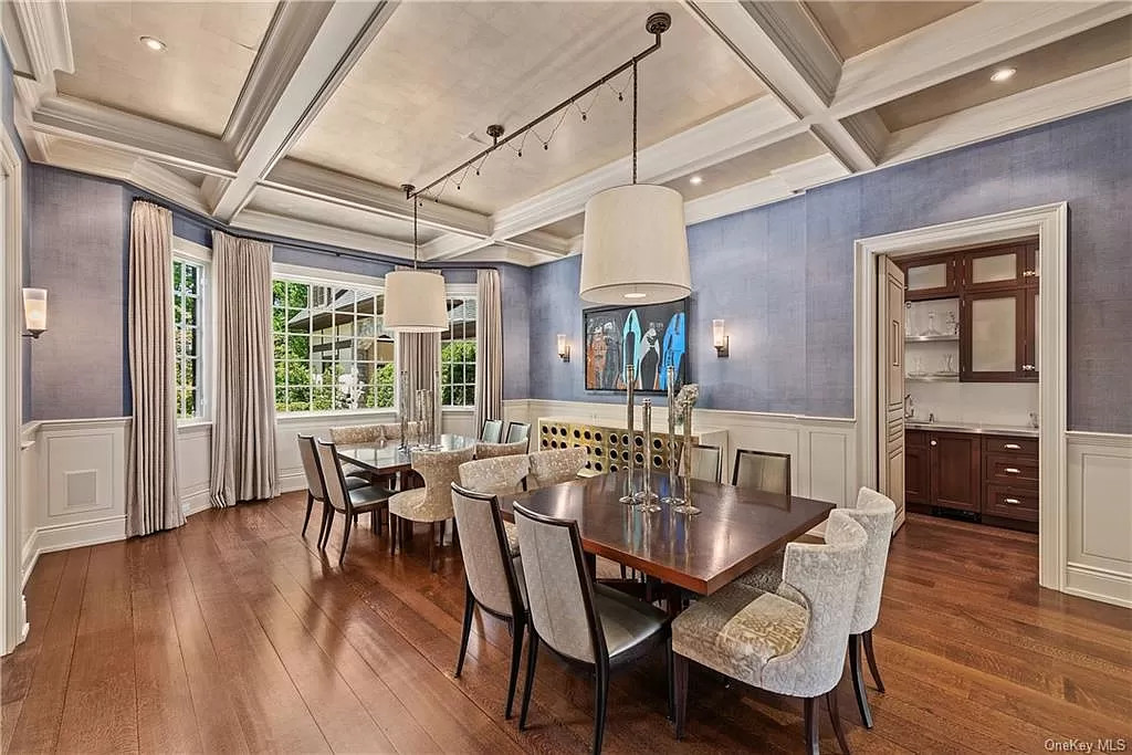 This magnificent $5,789,000 Residence in New York has top of the line amenities