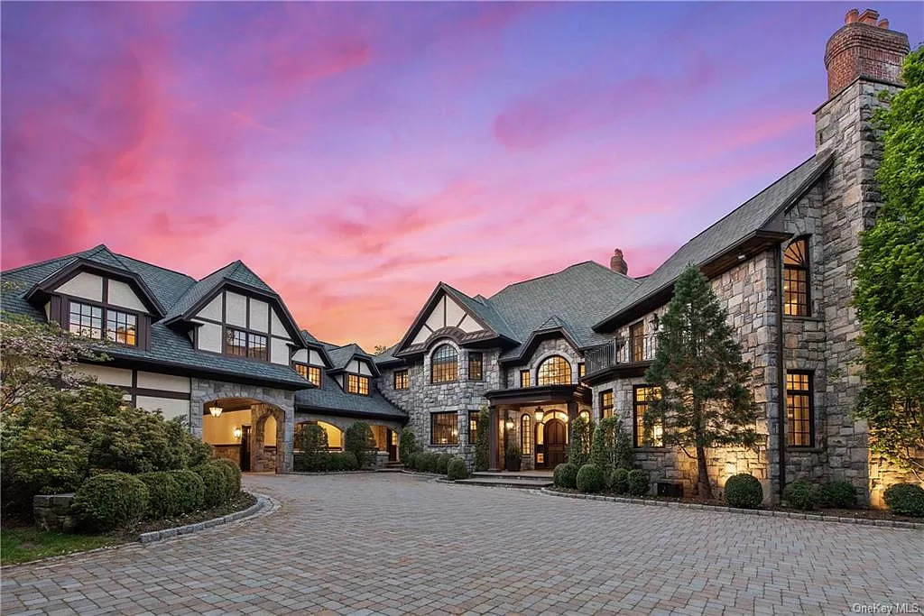 This magnificent $5,789,000 Residence in New York has top of the line amenities