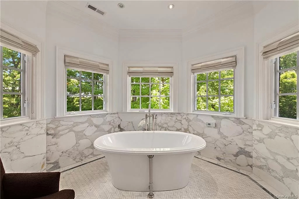 This magnificent $5,789,000 Residence in New York has top of the line amenities