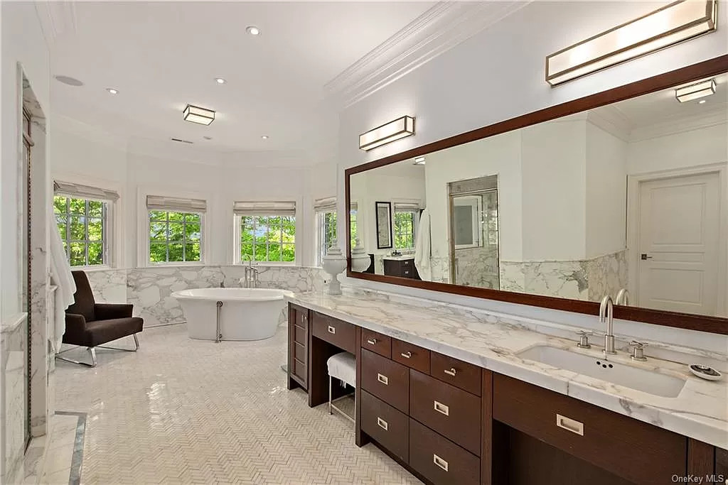 This magnificent $5,789,000 Residence in New York has top of the line amenities