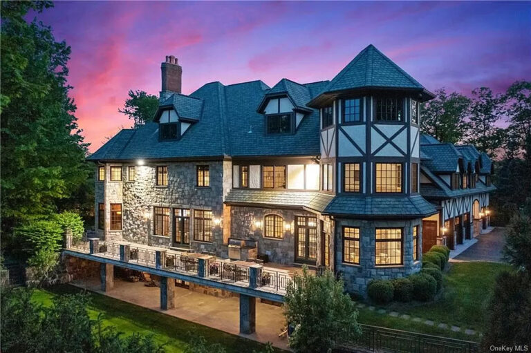 This magnificent 5,789,000 Residence in New York has top of the line