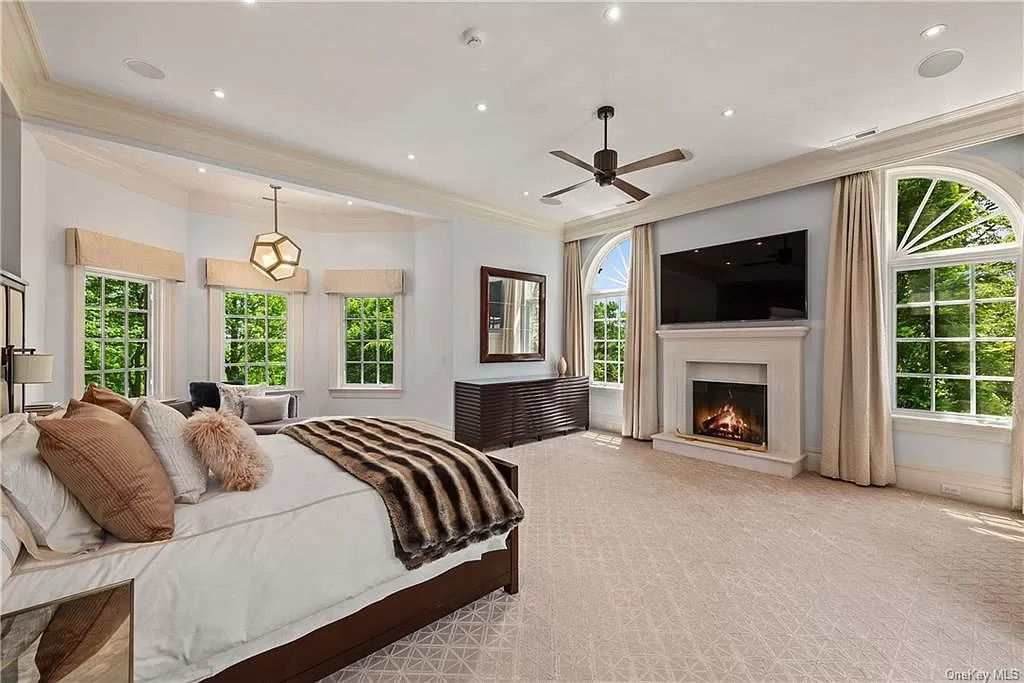 This magnificent $5,789,000 Residence in New York has top of the line amenities