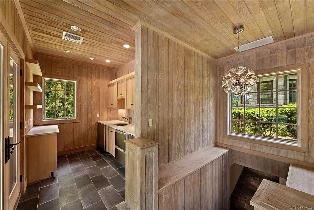 Rustic bathroom ideas, along with other styles, are always an excellent choice for country design. Whether the house was built recently or a long time ago, the wooden slats mark the passage of time.