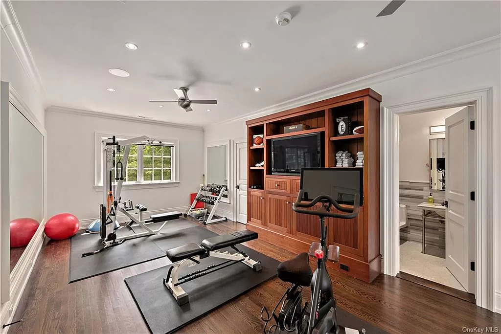 This magnificent $5,789,000 Residence in New York has top of the line amenities