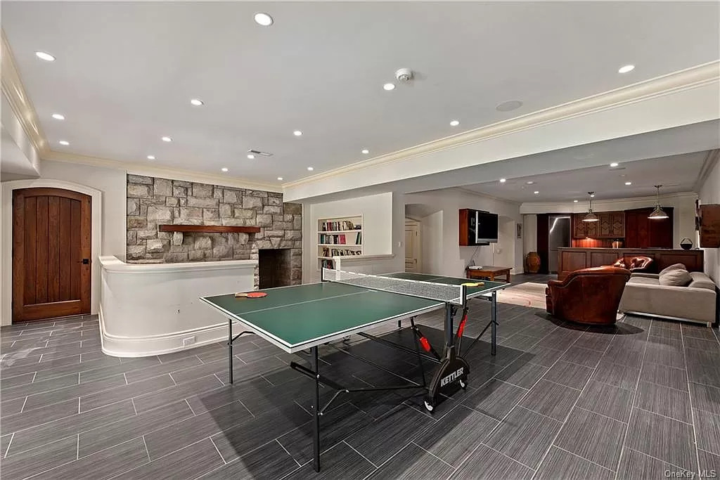 This magnificent $5,789,000 Residence in New York has top of the line amenities