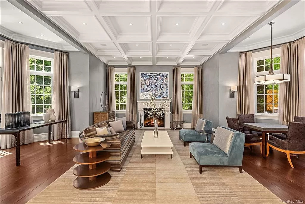 This magnificent $5,789,000 Residence in New York has top of the line amenities