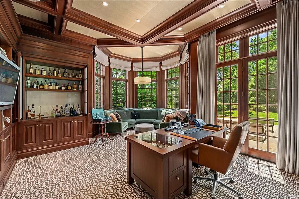 This magnificent $5,789,000 Residence in New York has top of the line amenities