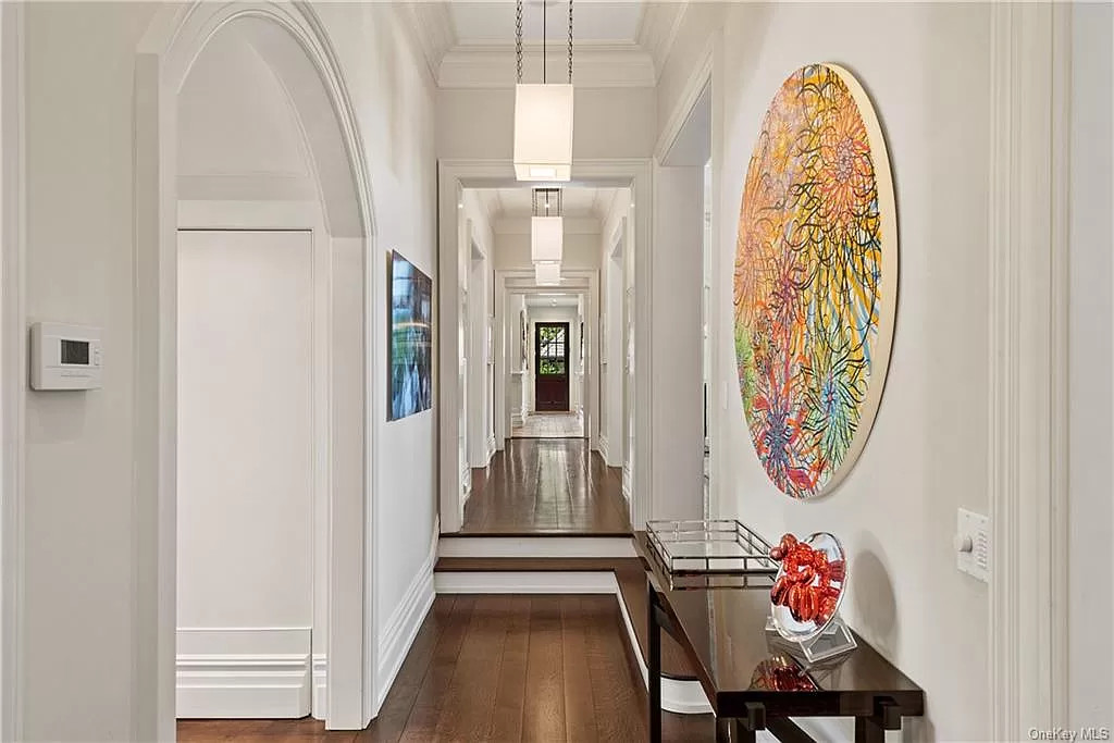 This magnificent $5,789,000 Residence in New York has top of the line amenities