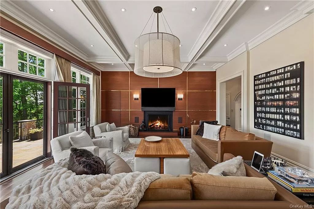 This magnificent $5,789,000 Residence in New York has top of the line amenities